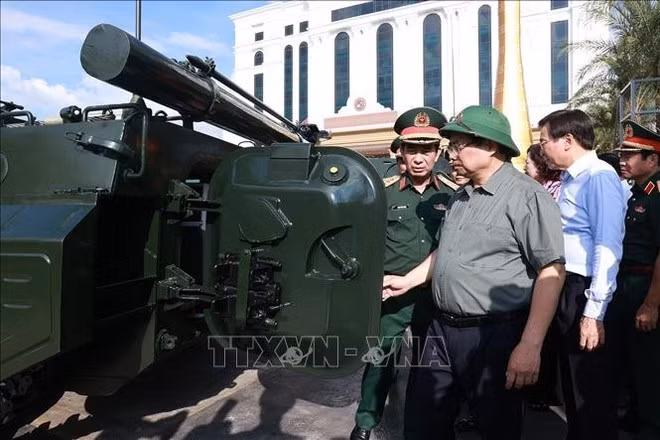 Le Premier ministre Pham Minh Chinh visite des installations de production de l'industrie de la défense. Photo : VNA.