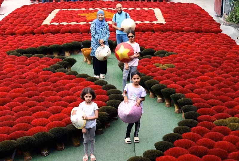 Des touristes étrangers découvrent le village d’encens de Quang Phu Cau (commune d’Ung Thien). 