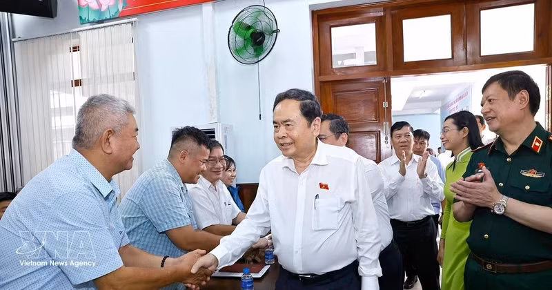 Le président de l'Assemblée nationale à l’écoute d'électeurs de Ho Chi Minh-Ville. Photo : VNA. 
