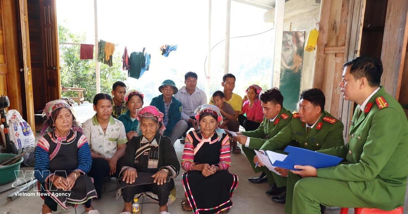 Dans la commune de Hua Bum, des policiers sensibilisent les habitants à l'importance du jour des élections, ainsi qu'à leurs droits et devoirs civiques. Photo : VNA 