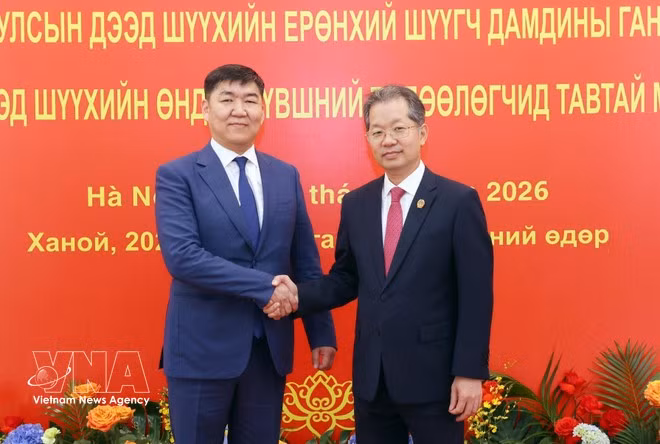 Le président de la Cour populaire suprême du Vietnam, Nguyen Van Quang (droite), et son homologue mongol, Ganzorig Damdin. Photo: VNA