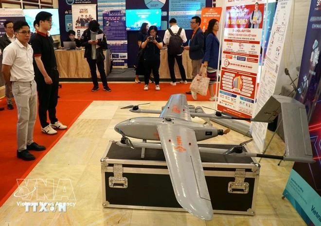 Un espace d'exposition présente des produits technologiques liés à l'IA, l'écosystème de l'IA et les politiques visant à encourager son développement à Da Nang. Photo : VNA 