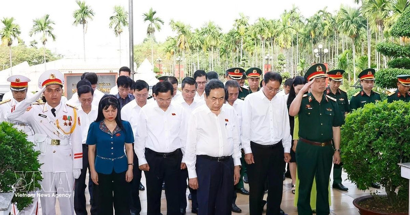 Le président de l'Assemblée nationale, Tran Thanh Man et une mission l'accompagnant au site historique national de Nga Ba Giong, dans la commune de Ba Diem, à Hô Chi Minh-Ville. Photo : VNA 