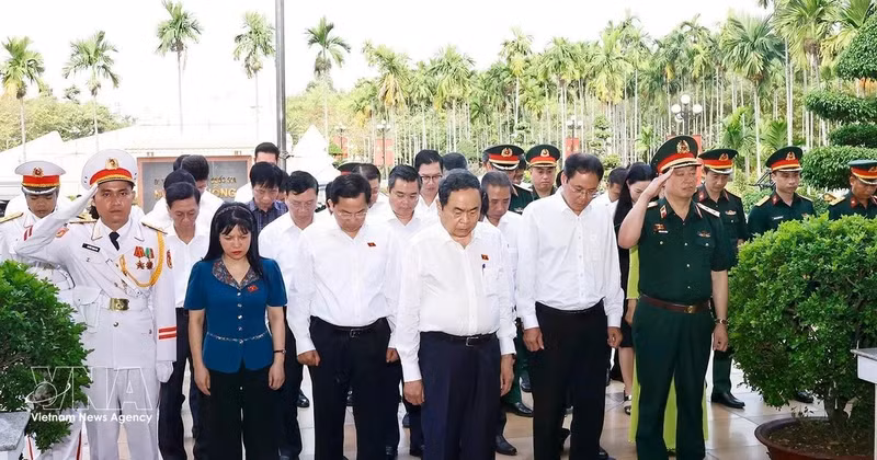 Le président de l'Assemblée nationale, Tran Thanh Man et une mission l'accompagnant au site historique national de Nga Ba Giong, dans la commune de Ba Diem, à Hô Chi Minh-Ville. Photo : VNA 