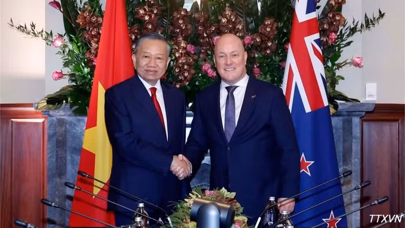 Le secrétaire général du Parti To Lam (à gauche) s’est entretenu le 13 août au matin (heure locale), à Auckland, avec le Premier ministre néo-zélandais, Christopher Luxon. Photo : VNA. 