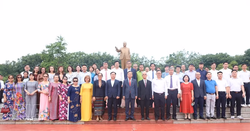 L’ambassadeur Nguyen Minh Tam et sa délégation posent pour une photo commémorative au monument du Président Kaysone Phomvihane, dans la province de Savannakhet. Photo : VNA. 
