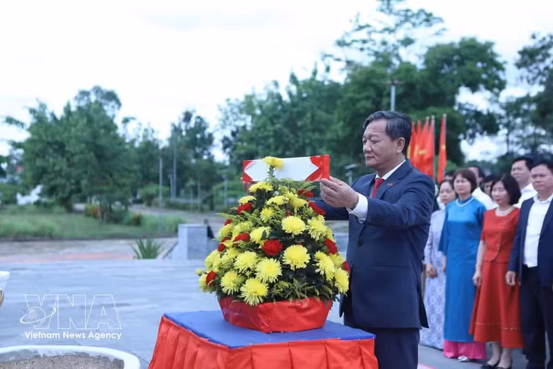 L’ambassadeur Nguyen Minh Tam et sa délégation au Monument de l’Alliance de combat Vietnam-Laos, dans la province de Khammouane. Photo : VNA