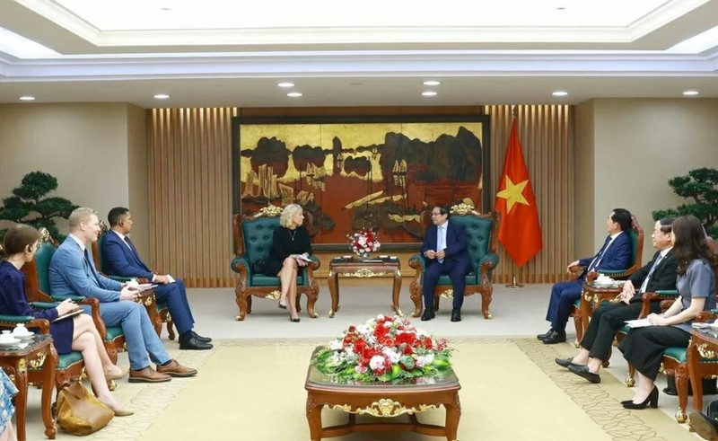 En avril 2025, le Premier ministre Pham Minh Chinh a reçu Mme Susanna Campbell, présidente du groupe suédois Syre, qui souhaite faire du Vietnam le premier centre mondial du textile circulaire à haute technologie. Photo : VNA.