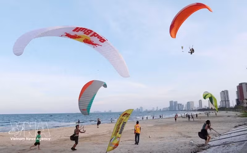 Da Nang est devenue une destination idéale pour les touristes qui aiment le parapente. Photo: VNA