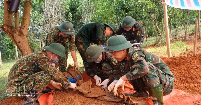 L'équipe chargée de rechercher et exhumer des restes des martyrs, relevant de la 4e région militaire 4) durant la campagne. Photo : VNA 