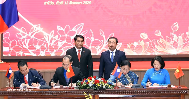 Tran Duc Thang (droite, 2e rang), secrétaire du Comité municipal du PCV de Hanoï, et Athsaphangthong Siphandone, secrétaire du Comité municipal du PPRL et président du Conseil populaire de la capitale lao, assistent à la cérémonie de signature de documents de coopération. Photo: VNA 