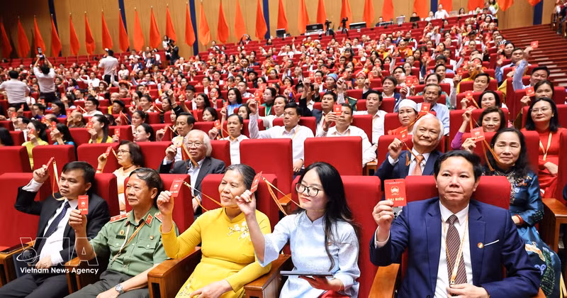Les délégués approuvent le projet de composition du Comité central du Front de la Patrie du Vietnam pour le 11e mandat (2026-2031). Photo : VNA.