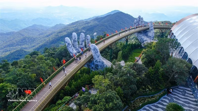 Le pont d’Or dans la zone touristique Sun World Ba Na Hills à Da Nang. Photo: VNA 