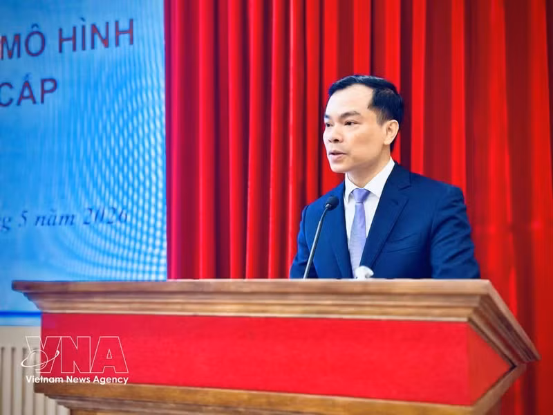 Le professeur associé et docteur Nguyen Manh Hung, directeur adjoint de l’Académie nationale politique Hô Chi Minh, s'exprime au colloque. Photo: VNA