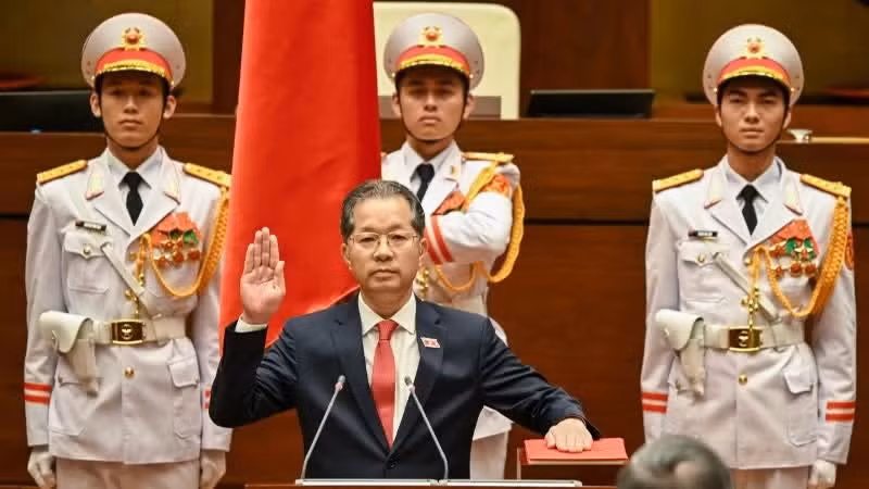 Le président de la Cour populaire suprême Nguyen Van Quang prête serment. Photo : NDEL. 