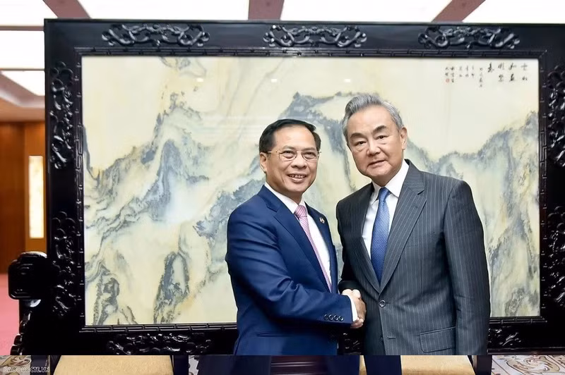 Le vice-Premier ministre et ministre vietnamien des Affaires étrangères, Bui Thanh Son (gauche), et le chef de la diplomatie chinoise, Wang Yi. Photo : VOV. 