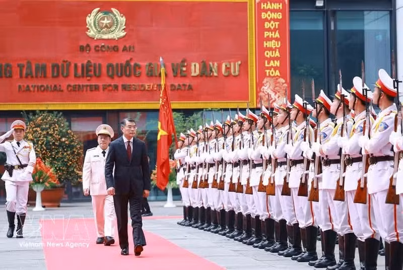 Le Premier ministre, Lê Minh Hung, à la cérémonie marquant le 80e anniversaire de la Journée traditionnelle des forces de police chargées de la gestion administrative de l’ordre social. Photo : VNA. 