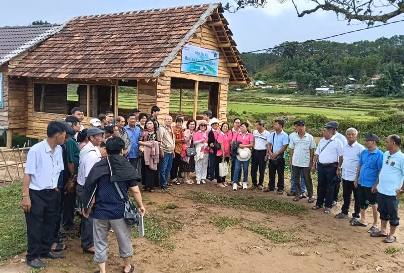 Des visiteurs découvrent le hameau de Kon Vong Kia, commune de Mang Den.