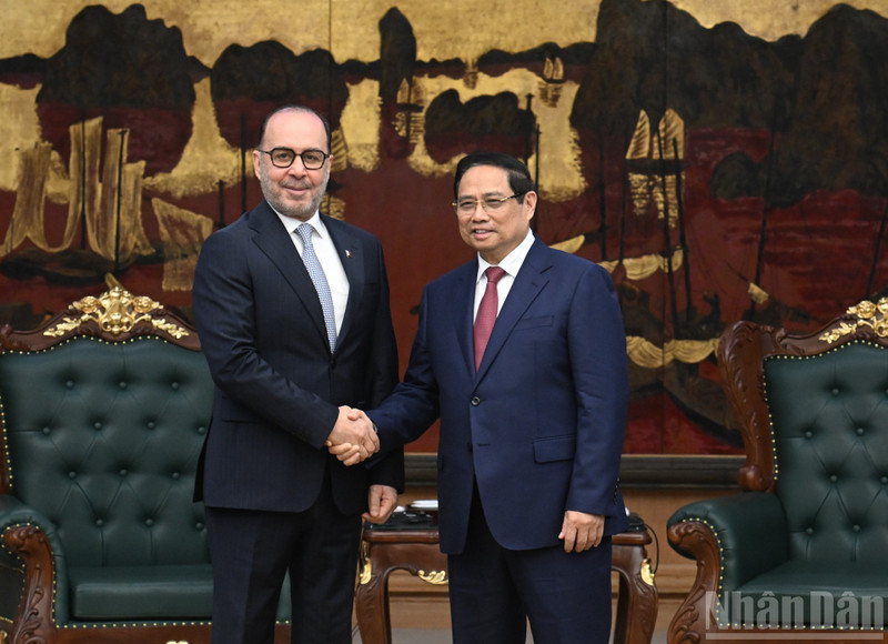 Le Premier ministre Pham Minh Chinh (à droite) et l’ambassadeur du Qatar au Vietnam, Khalid Ali Abdullah Abel. Photo : NDEL.