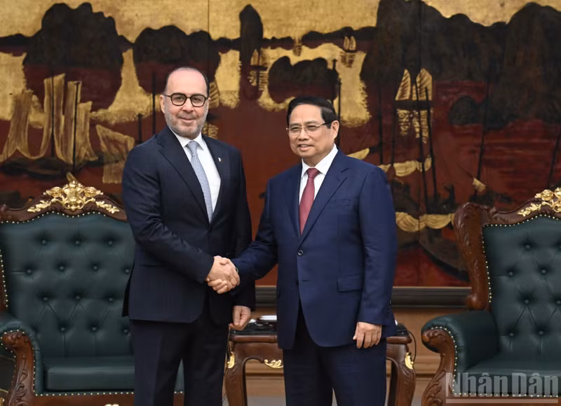 Le Premier ministre Pham Minh Chinh (à droite) et l’ambassadeur du Qatar au Vietnam, Khalid Ali Abdullah Abel. Photo : NDEL.