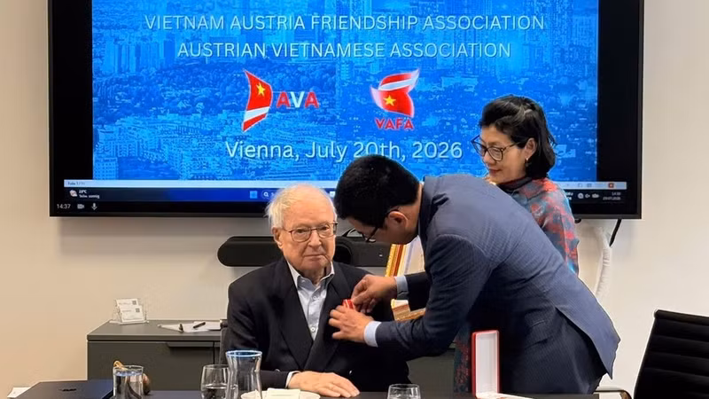 Remise de l'Ordre de l’Amitié à à Peter Jankowitsch, président d’honneur de l’Association Autriche-Vietnam. Photo: NDEL