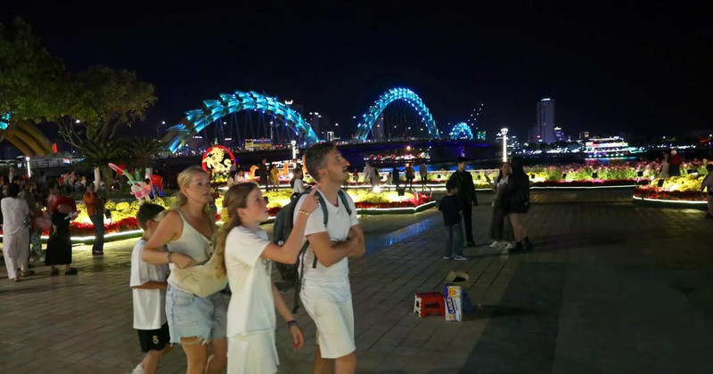 Des touristes visitent Da Nang à l'occasion du Nouvel An lunaire. Photo : VNA. 