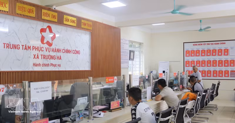 Des habitants effectuent des démarches administratives dans la commune frontalière de Truong Ha. Photo : VNA 