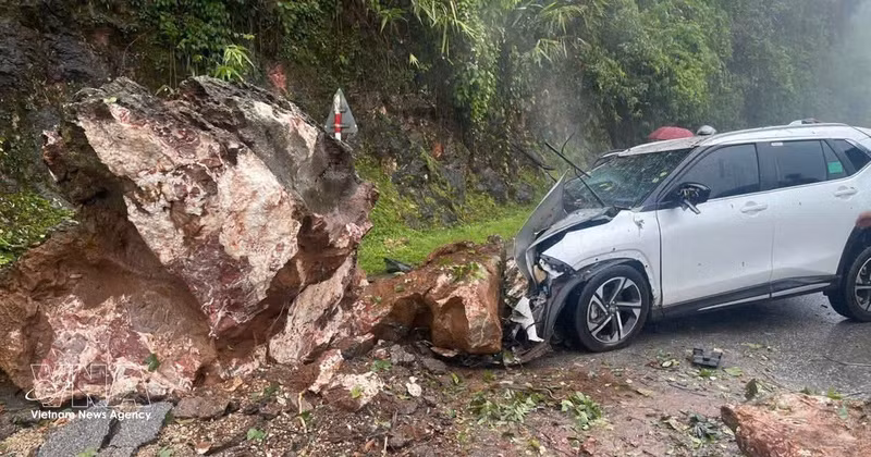 Un conducteur a été blessé lorsqu’un énorme rocher a dévalé un talus et frappé l’avant de sa voiture en circulation à Cao Pha, dans la commune Muong Bu, province Son La. Photo diffusée par la VNA. 