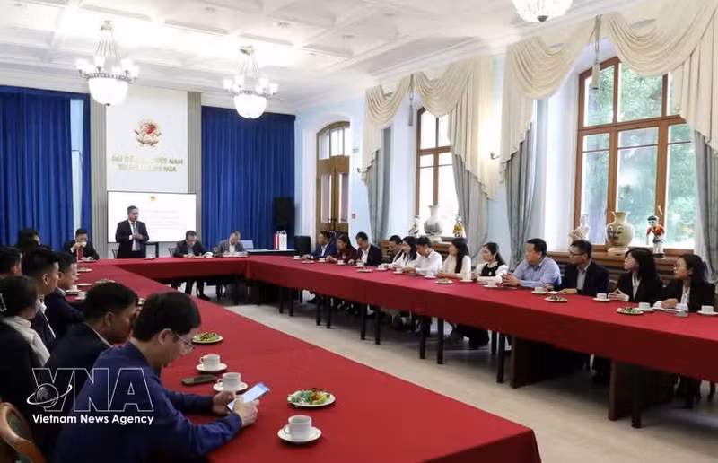 La délégation de Quang Ninh travaille avec l'ambassade du Vietnam en Russie. Photo: VNA 