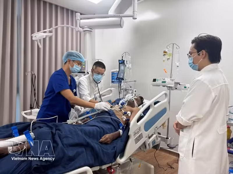 Des dirigeants de la zone économique spéciale de Phu Quoc rendent visite aux victimes soignés dans un hôpital à l'île de Phu Quoc. Photo : VNA