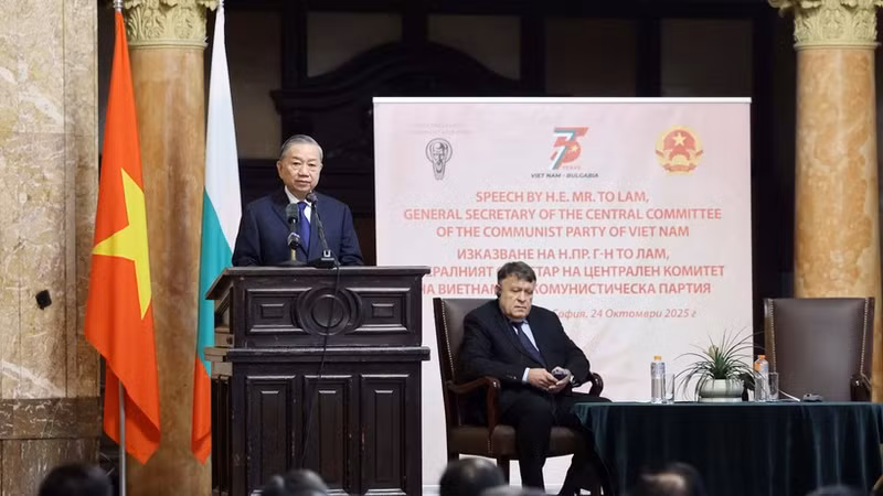 Le secrétaire général du Parti, To Lam, s'est rendu le 24 octobre à l'Université de Sofia et a prononcé un discours politique retraçant les 75 ans d'amitié entre le Vietnam et la Bulgarie. Photo : VNA 