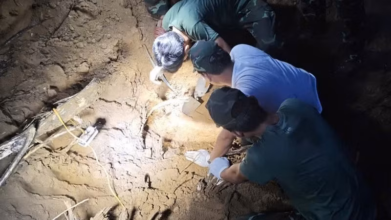 Grâce aux informations fournies par des habitants, plusieurs objets et un fragment osseux présumés appartenir à un combattant mort pour la Patrie ont été découverts dans un ancien abri à Da Nang.