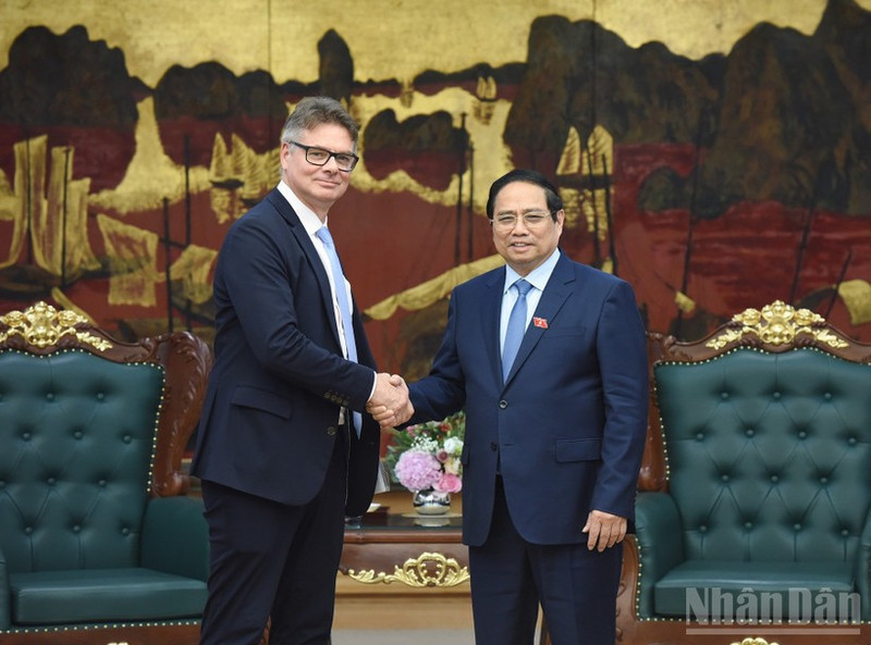 Le Premier ministre Pham Minh Chinh (à droite) reçoit Antoine Colin, vice-président principal chargé de la transformation numérique et de la résilience de la chaîne d'approvisionnement mondiale du groupe américain HP. 