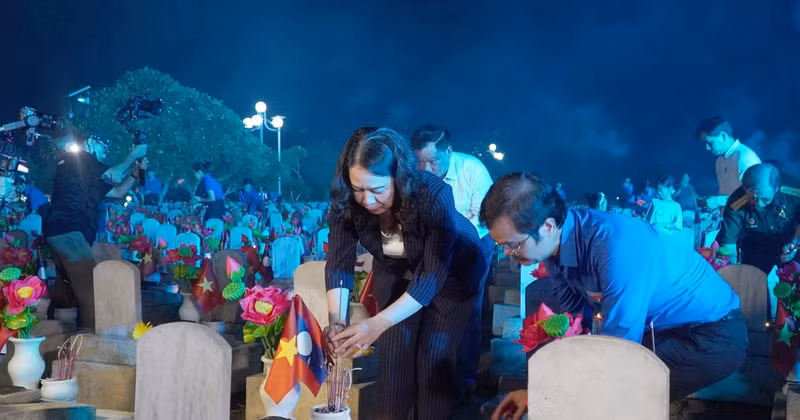 La vice-présidente de la République Vo Thi Anh Xuân rend hommage aux héros martyrs à Nghe An. Photo : VNA. 