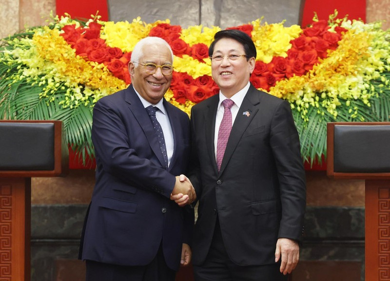 Le président Luong Cuong (droite) et le président du Conseil européen António Costa lors d’une conférence de presse informant sur les résultats de leur entretien à Hanoï. Photo : VNA.