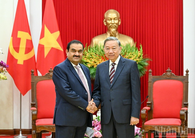 Le secrétaire général du Parti To Lam (droite) reçoit le président du groupe indien Adani, Gautam Adani. 