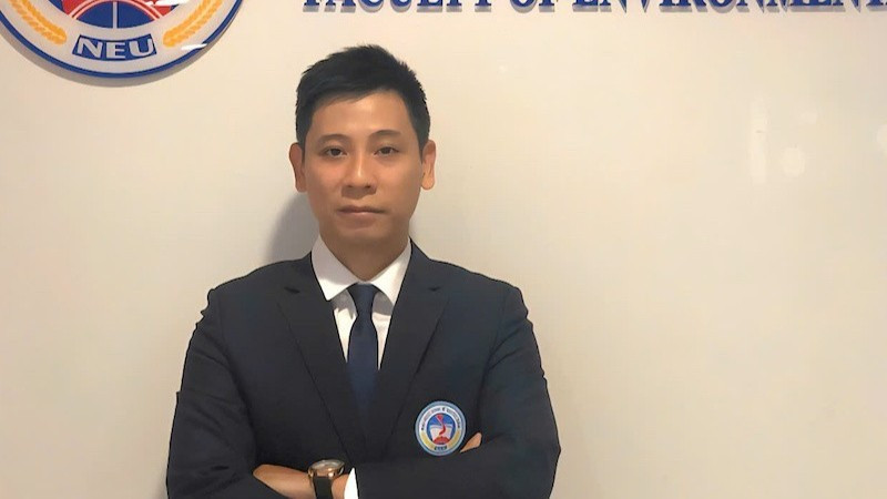 Le professeur Dinh Duc Truong.