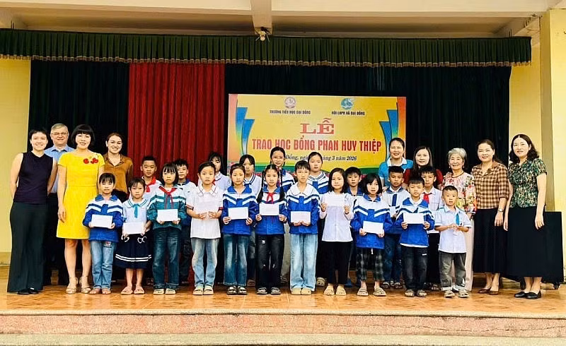 La docteure Phan Bich Thien remet 20 bourses d’études aux élèves de l’école primaire Thanh Hưng, dans la commune de Đại Đồng, province de Nghe An. (Photo fournie par l'intéressée)