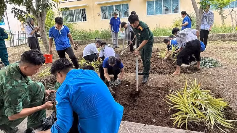 Des étudiants volontaires, aux côtés des gardes-frontières et de la police, participent à la création d'une pépinière d'arbres dans le quartier de Thuong Lac, province de Dong Thap.