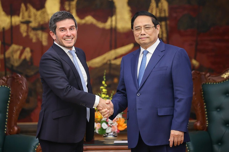 Le Premier ministre Pham Minh Chinh (droite) et Gerald Toledano, membre du comité exécutif et directeur mondial des actions et des produits multi-actifs de FTSE Russell, filiale du London Stock Exchange Group (LSEG). Photo: VNA 