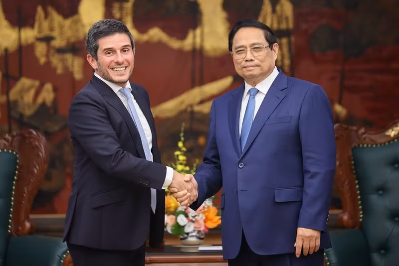 Le Premier ministre Pham Minh Chinh (droite) et Gerald Toledano, membre du comité exécutif et directeur mondial des actions et des produits multi-actifs de FTSE Russell, filiale du London Stock Exchange Group (LSEG). Photo: VNA 