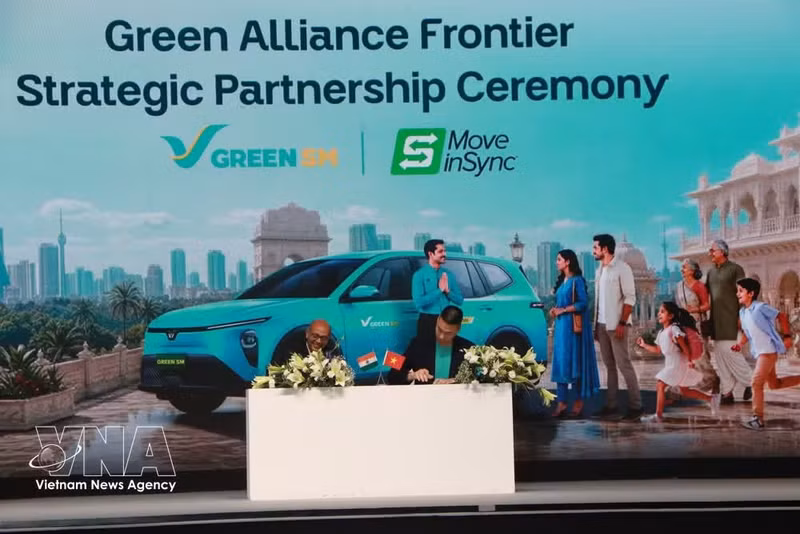 Des représentants de Green SM signent un protocole d'accord avec des représentants de la société indienne ixigo. Photo : VNA