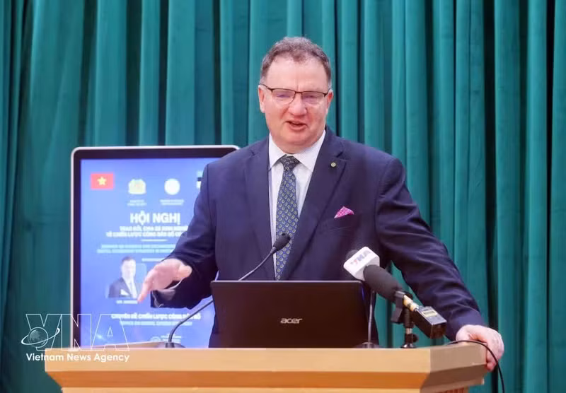 Hannes Astok, directeur exécutif et président du conseil d'administration de l'Académie estonienne de la gouvernance électronique, prend la parole lors de la conférence. Photo: VNA