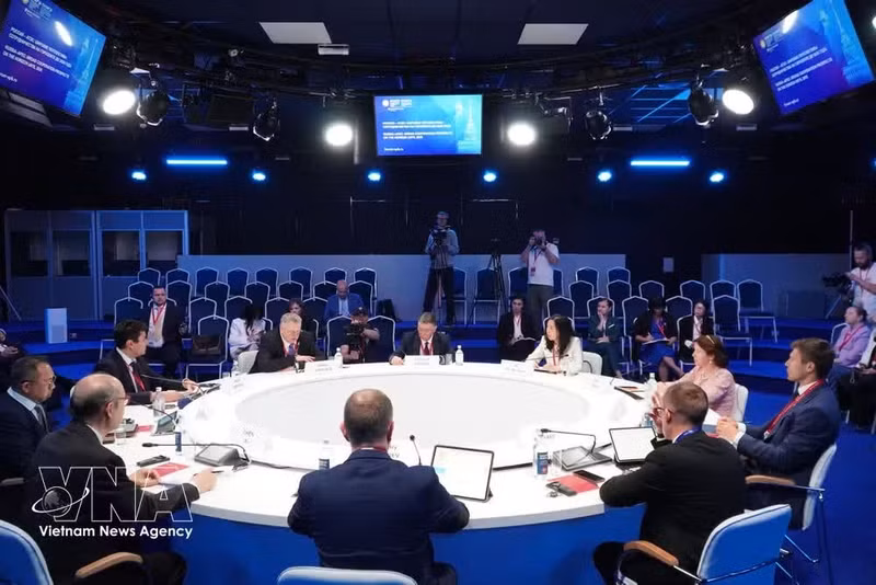 Les délégués participent à la session. Photo: VNA