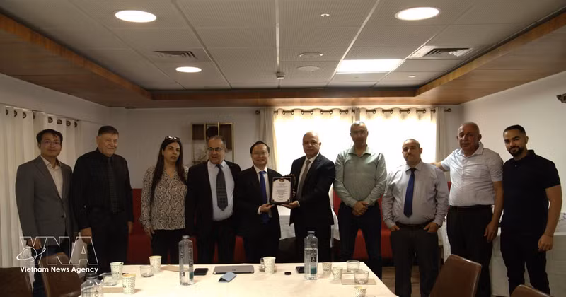 L’ambassadeur du Vietnam en Israël, Nguyen Ky Son, et les délégués participant à la réunion à Nazareth. Photo : VNA. 
