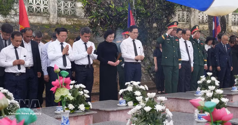 La vice-Première ministre Pham Thi Thanh Tra, également présidente du Comité national chargé de la recherche, du rapatriement et de l’identification des martyrs, ainsi que de nombreux responsables et représentants locaux, ont participé à la cérémonie d’inhumation. Photo: VNA 