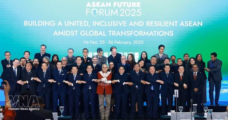 Le Premier ministre vietnamien de l'époque, Pham Minh Chinh, aux côtés des chefs de délégation lors du Forum de l'avenir de l'ASEAN 2025. Photo : VNA.