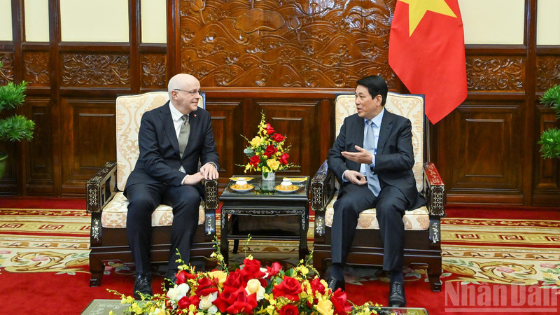 Le président de la République, Luong Cuong (à droite) reçoit l'ambassadeur de Finlande, Keijo Norvanto, venu prendre congé au terme de son mandat au Vietnam. 