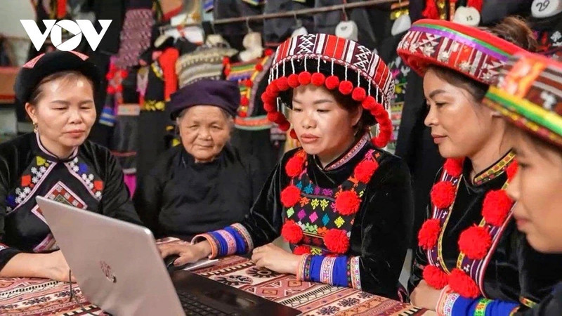 Les habitants suivent le XIVᵉ Congrès national du Parti avec une confiance indéfectible et l’espoir que les décisions stratégiques prises continueront de faire progresser le pays de manière rapide et durable.