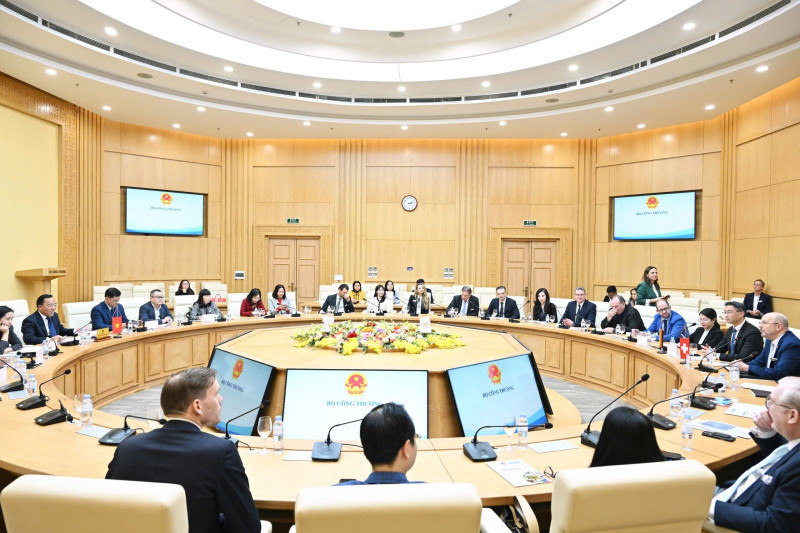 Vue d’ensemble de la séance de travail entre le vice-ministre Nguyen Hoang Long et la délégation d’entreprises suisses et européennes. Photo : moit.gov.vn